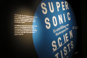 Bilde fra utstillingen 'Supersonic Scientists - Ei utstilling om Motorpyscho'